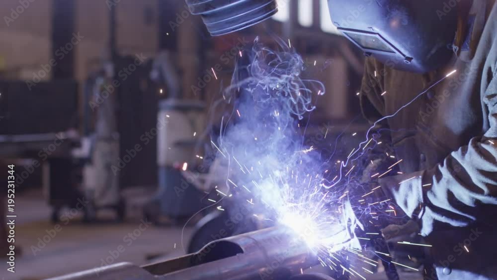 Industrie Schweißer schweißt ein Stahlrohr zusammen 4K PRORES Footage