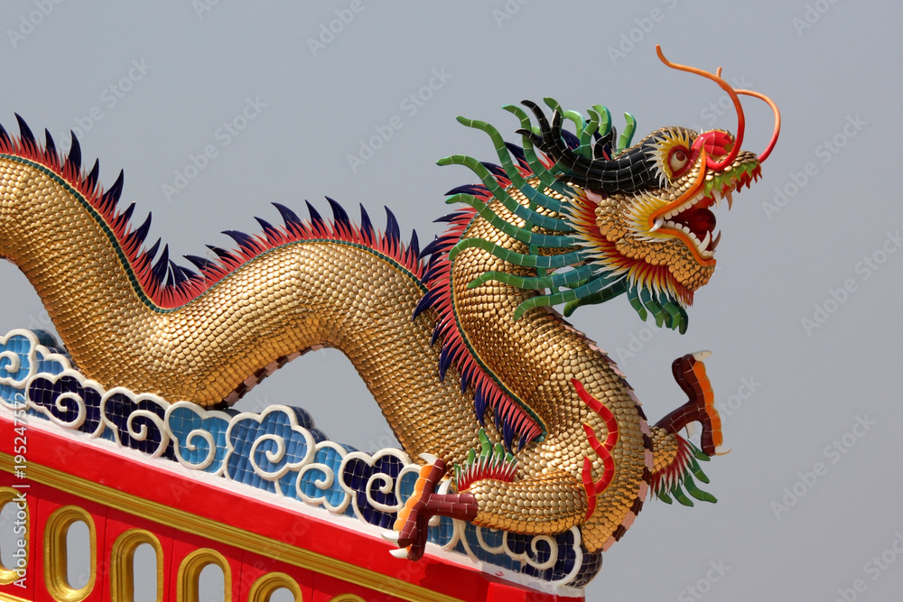 Obraz premium golden dragon in chinese temple