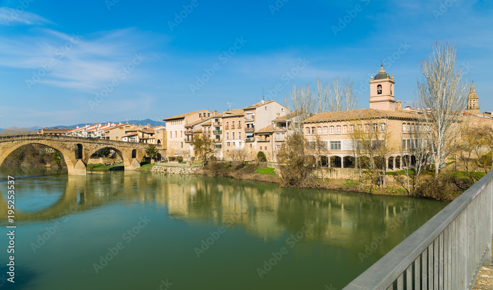 Obraz premium Historic bridge in Puente la Reina, Spain
