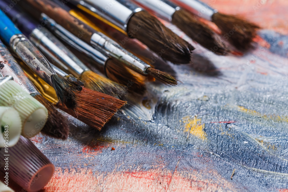 Obraz premium Artist paint brushes on wooden background