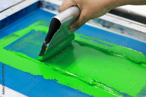 Fotografia Hand pressing silk-screen printing, close up view.