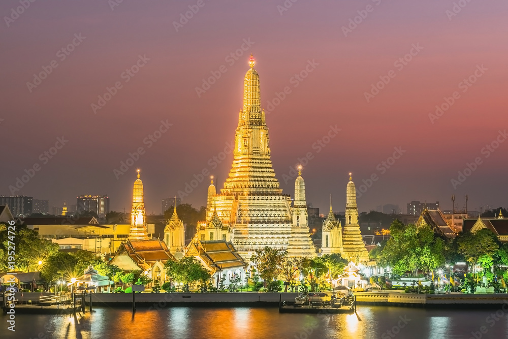 Obraz premium Wat Arun at sunset in Bangkok Wat Arun is a Buddhist temple in the Bangkok Yai area of Bangkok. Wat Arun is one of the most famous places in Thailand.