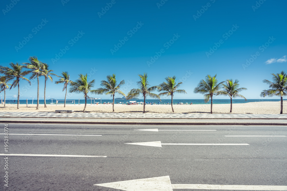 Fototapeta premium Słoneczny letni dzień z palmami na plaży Ipanema, Rio de Janeiro, Brazylia.