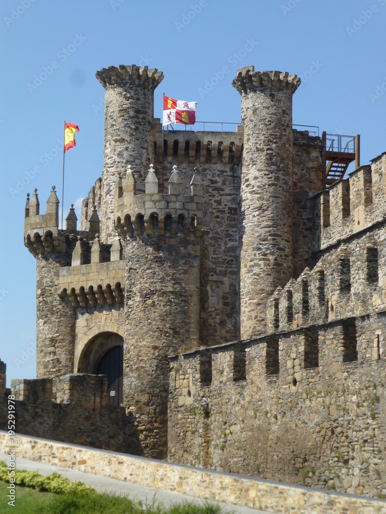 Ponferrada, ciudad de España, capital de la comarca del Bierzo de la Provincia de León, comunidad autónoma de Castilla y León. Está situada en la confluencia de los ríos Sil y Boeza
