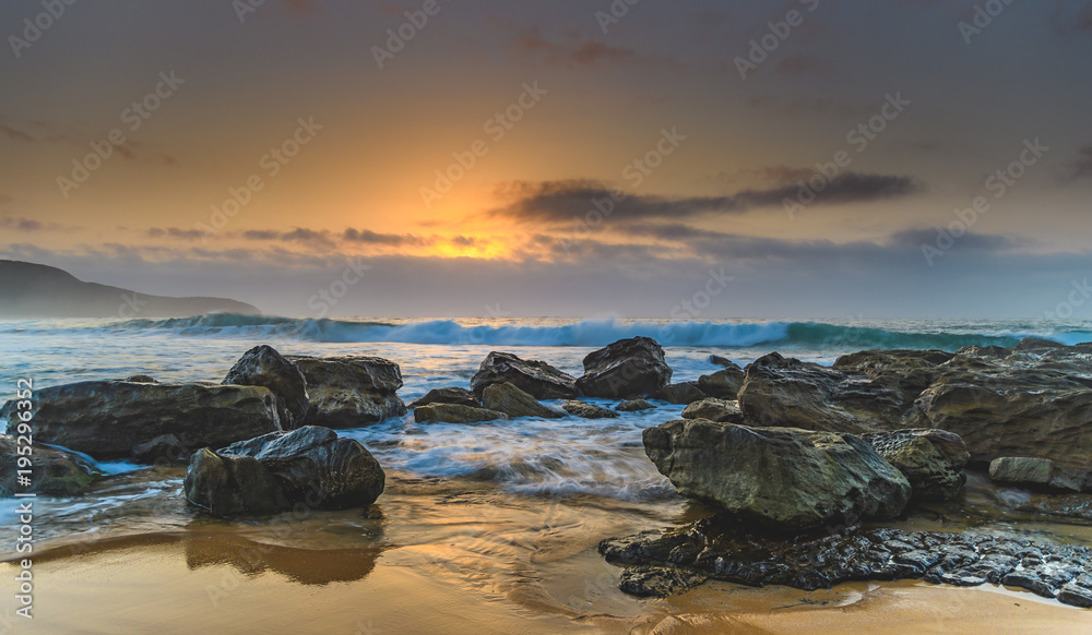 Obraz premium Hazy Sunrise Seascape with Rocks