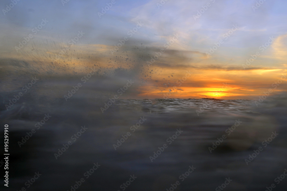 Obraz premium SUNSET OVER THE SEA