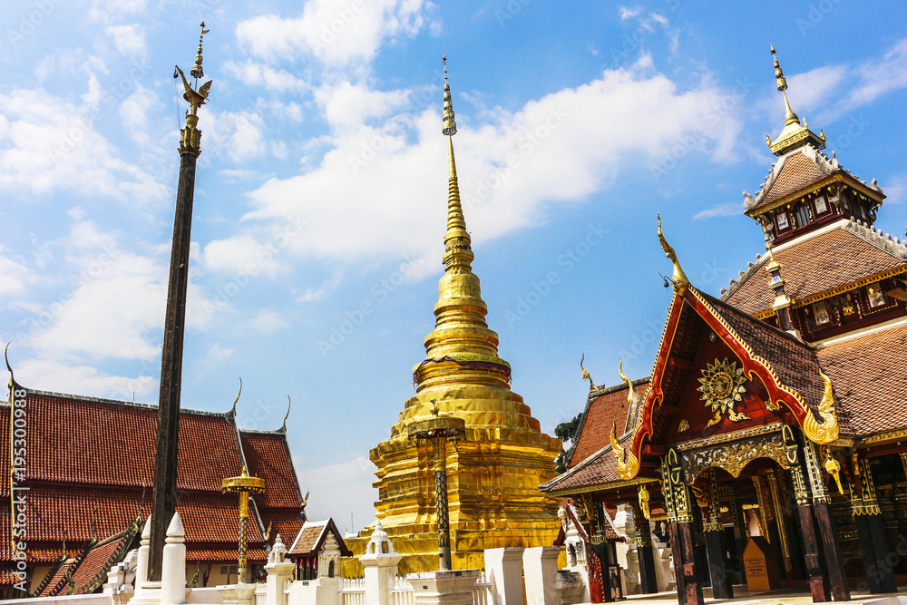 Naklejka premium wat pongsanook temple lampang city thailand