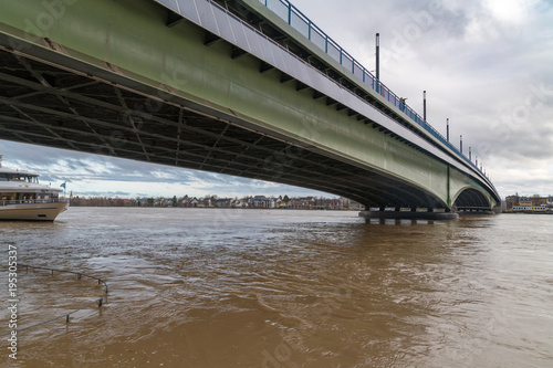 Hochwasser bei Bonn am Rhein