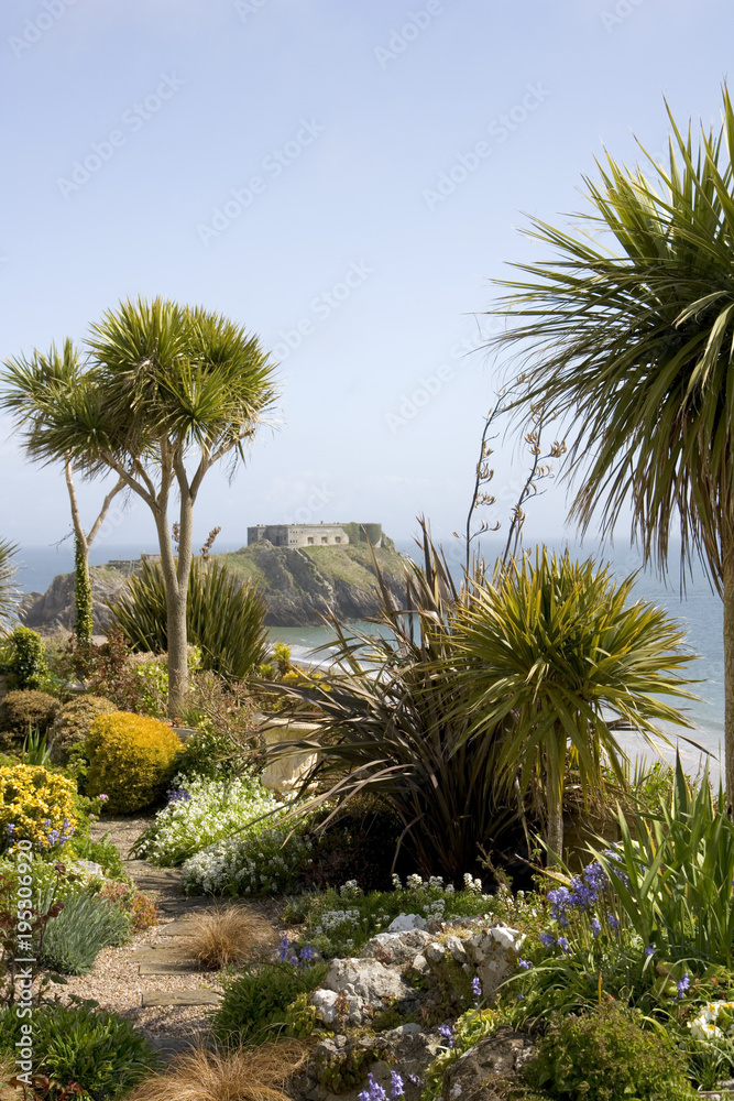 UK, Wales, Pembrokeshire, Tenby, seafront gardens and view to St Catherines Island