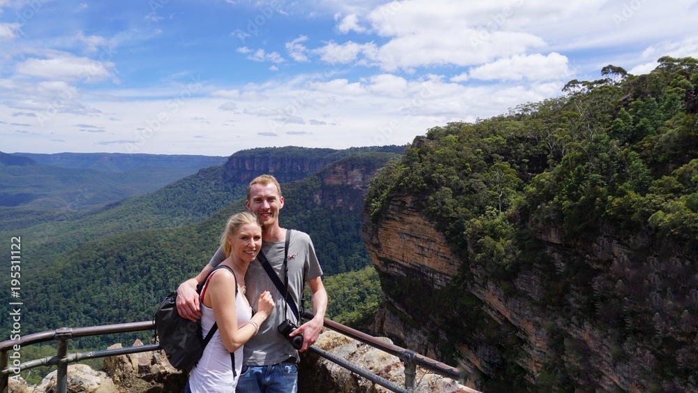 Junges, europäisches Paar in den Bergen - Blue Mountains - Australien