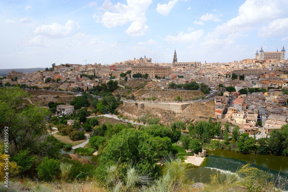 スペイントレドの街を一望する風景
丘の上から見るトレドの街は迫力満点。