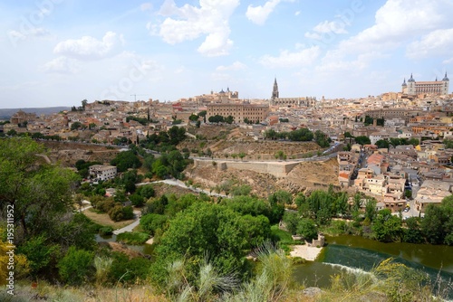 スペイントレドの街を一望する風景  丘の上から見るトレドの街は迫力満点。 © masyok