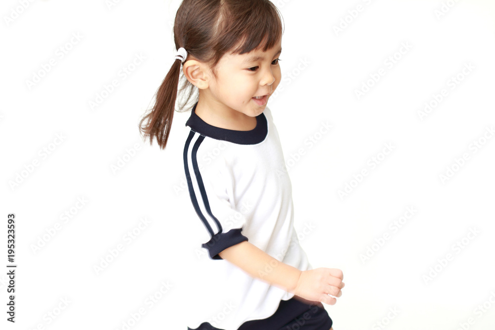 体操服で走る幼児(3歳児)