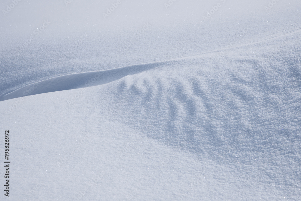 Le magiche linee sulla neve tracciate dal vento Le magiche linee sulla neve tracciate dal vento