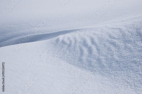 Le magiche linee sulla neve tracciate dal vento © Enrico