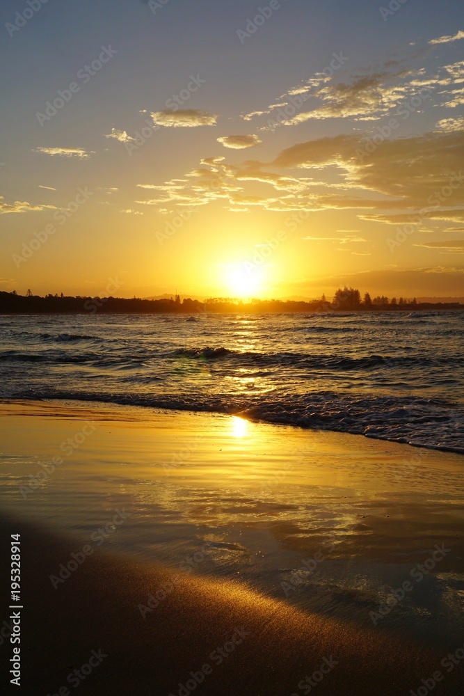 Sonnenuntergang am Strand von Byron Bay, NSW, Australien