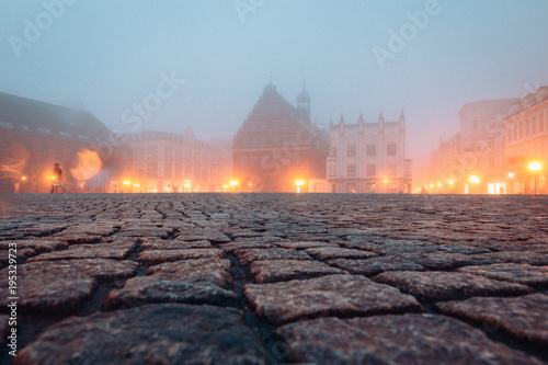 Marktplatz und Rathaus der Hansestadt Greifswald im Nebel