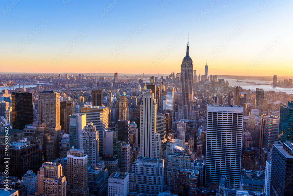 Obraz premium Nowy Jork - USA. Zobacz na panoramę centrum Manhattanu ze słynnym Empire State Building i drapacze chmur o zachodzie słońca.