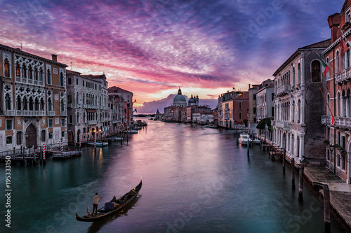 Sonnenaufgang   ber dem Kanal Grande in Venedig  Italien  mit vorbeifahrender Gondel 