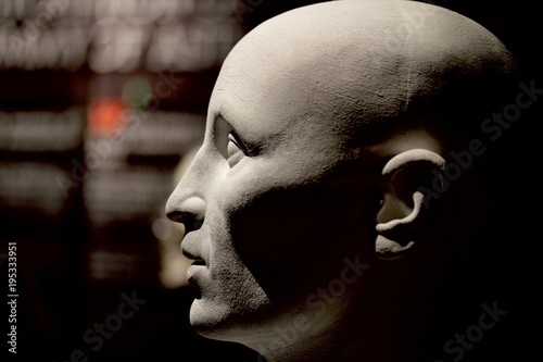 dettaglio di testa umana in un manichino photo