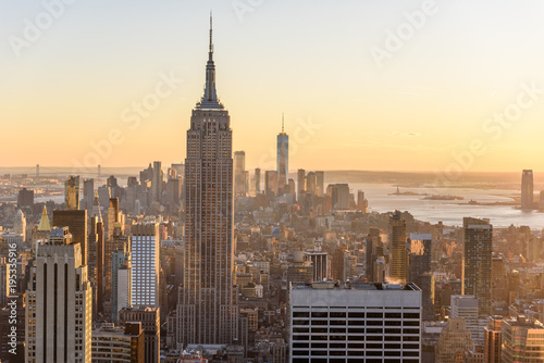 Obraz na plátně Lower Manhattan Downtown skyline panorama from Brooklyn Bridge Park riverbank, N