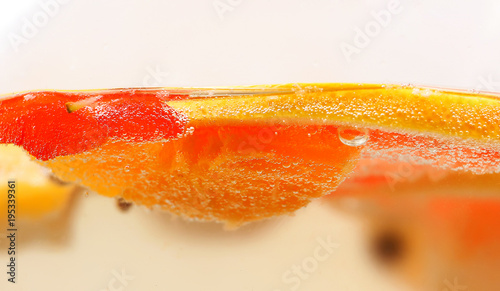 апельсины в воде с пузырьками, макро