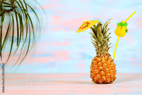 экзотический коктейль, ананас с трубочкой, тропики, пляж, отдых