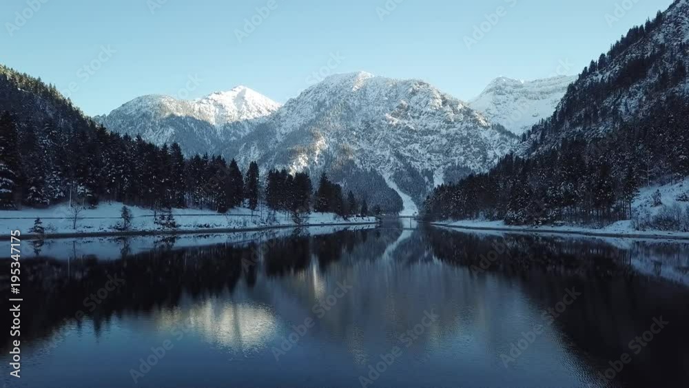 Aerial view. Austria. Альпийское горное озеро, живописный уголок природы Aerial view. Austria. Альпийское горное озеро, живописный уголок природы