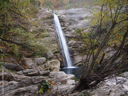 torrente con cascata