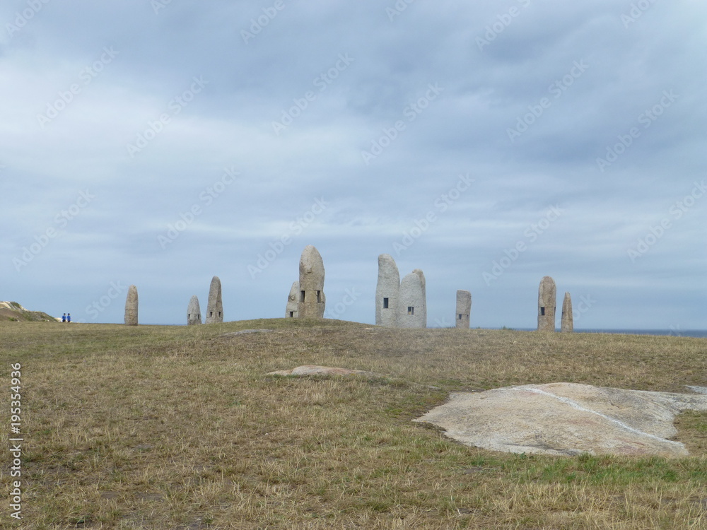 Menhires y dolmenes en Parque Escultórico de la Torre de Hércules de La Coruña, ciudad portuaria situada en un promontorio en la región de Galicia (España)