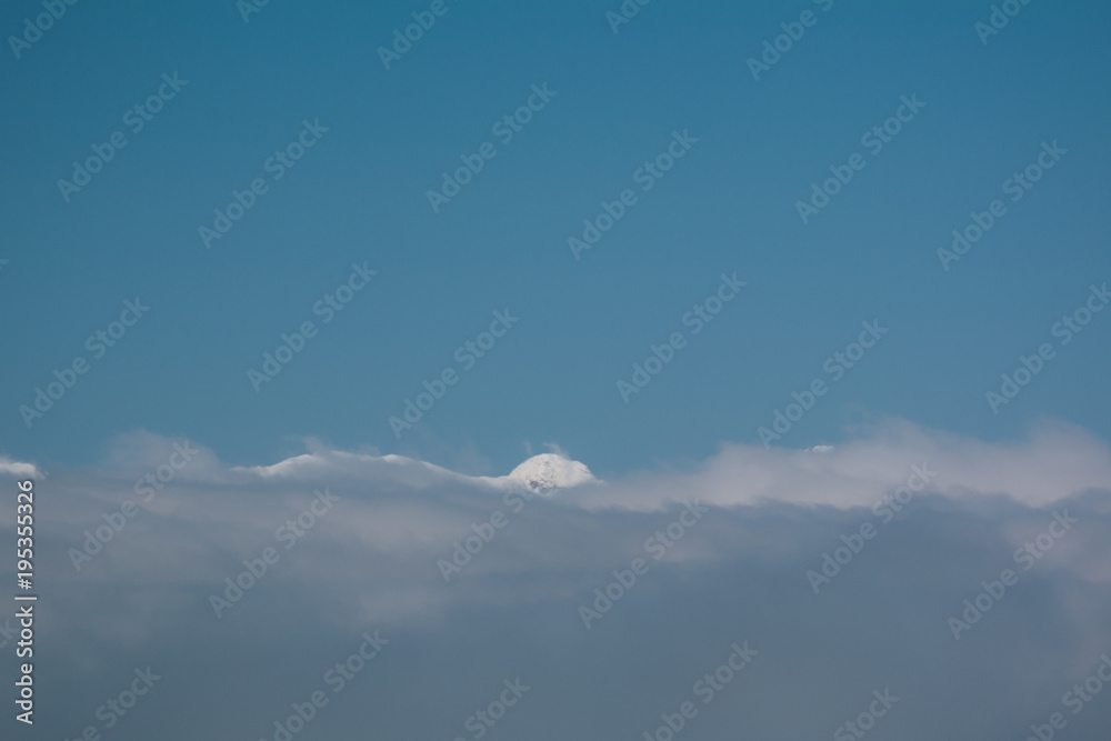 Fototapeta premium Gipfel über den Wolken