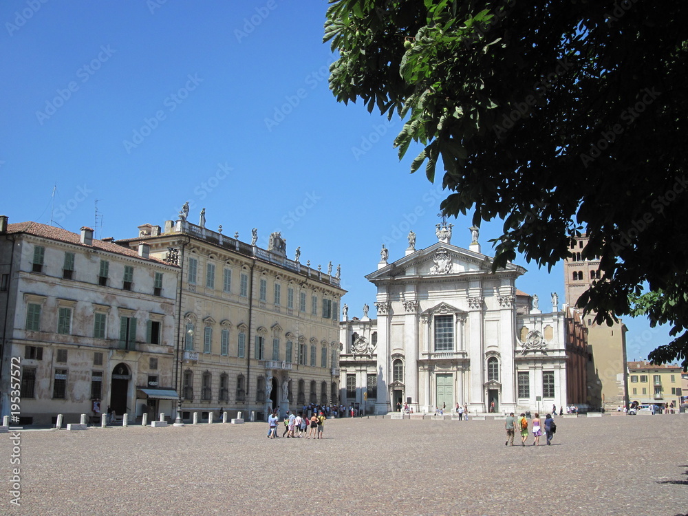 Piazza con facciate rinascimentali Mantova