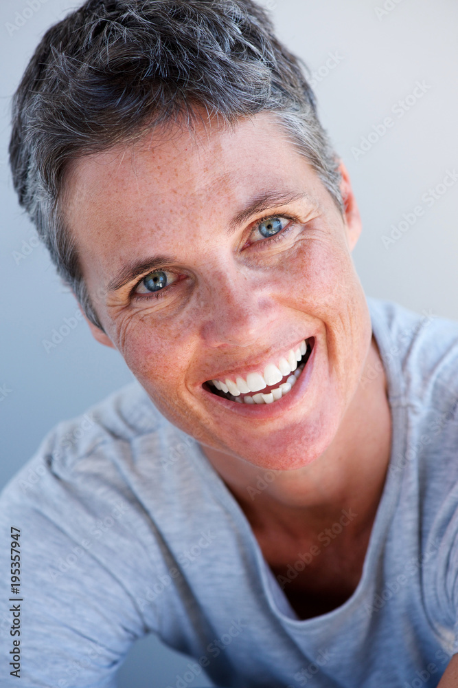 Obraz premium Close up smiling older woman with short hair