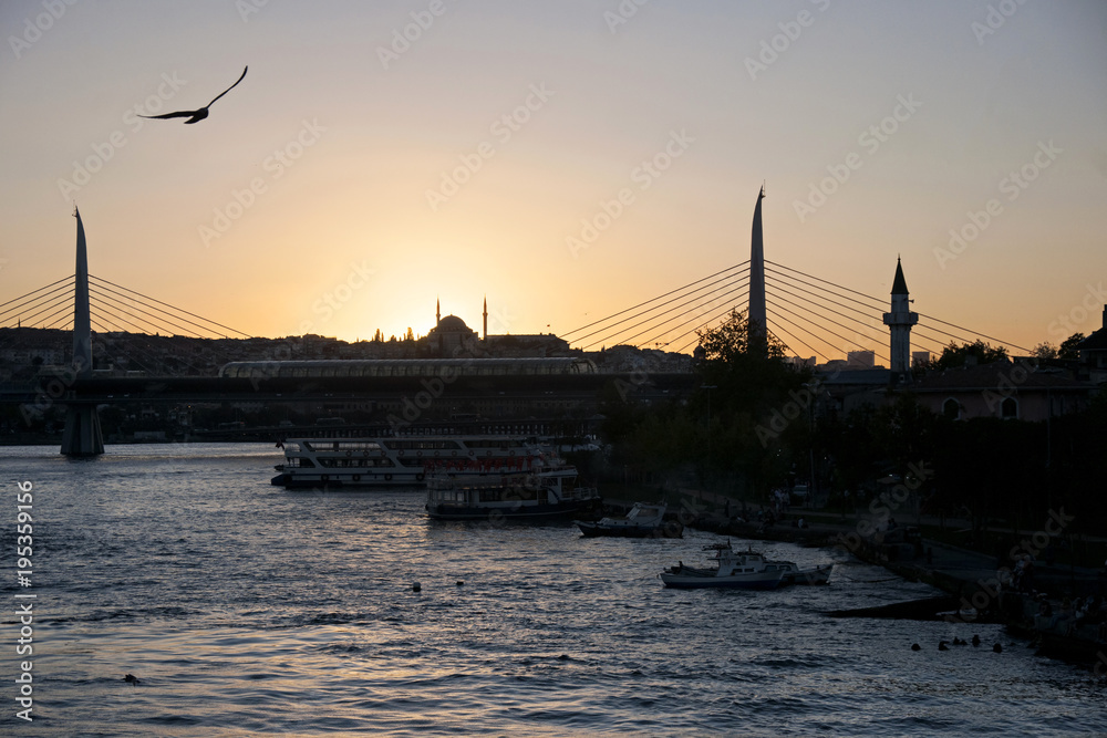 Fototapeta premium Halic bridge and mosque at sunset in istanbul