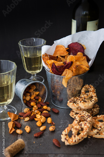 Verschiedene Knabbereien und Wein