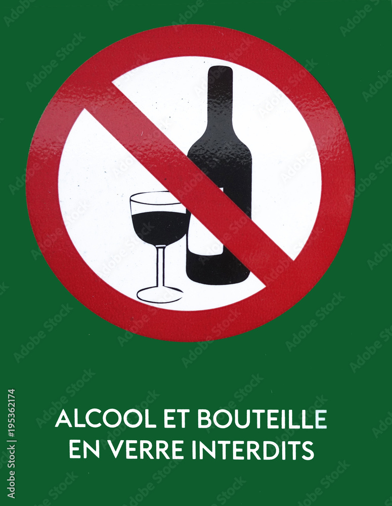Foto Stock alcool et bouteilles en verre interdit | Adobe Stock