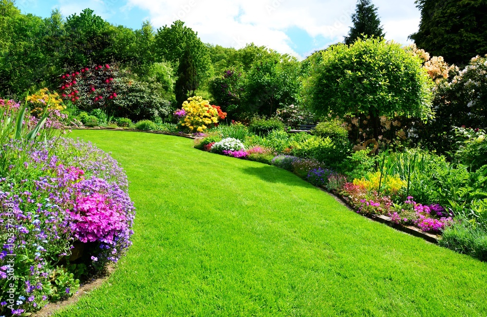 Naklejka premium piękny ogród z doskonałym trawnikiem