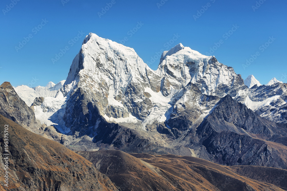 Fototapeta premium View of Everest and Lhotse peaks from Gokyo Ri, Nepal