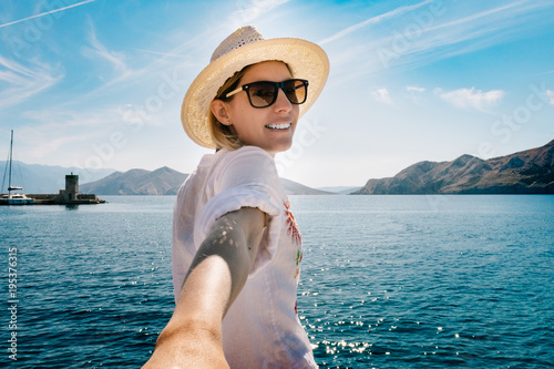 Photos Girl traveler keeps your boyfriend on the holiday by the sea