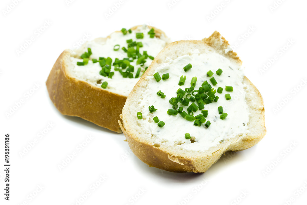 Baguette mit Frischkäse isoliert freigestellt auf weißen Hintergrund, Freisteller