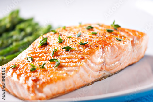 Fillet of salmon with asparagus