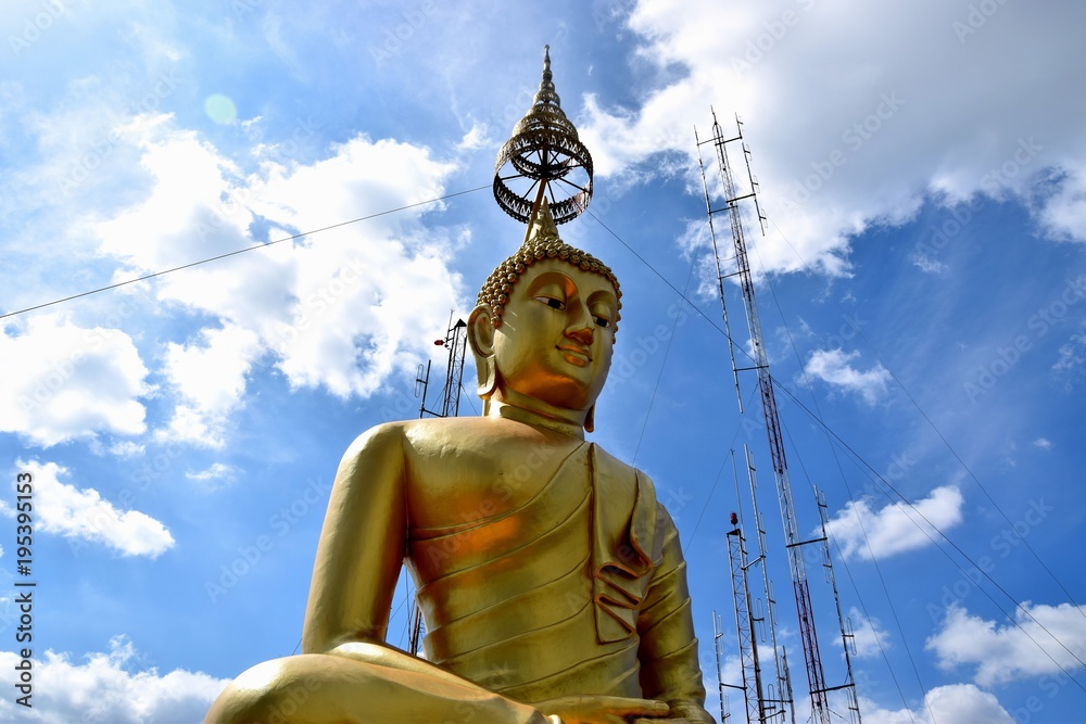 Obraz premium Buddha watches over us - at Tigers Cave Temple Krabi in Thailand