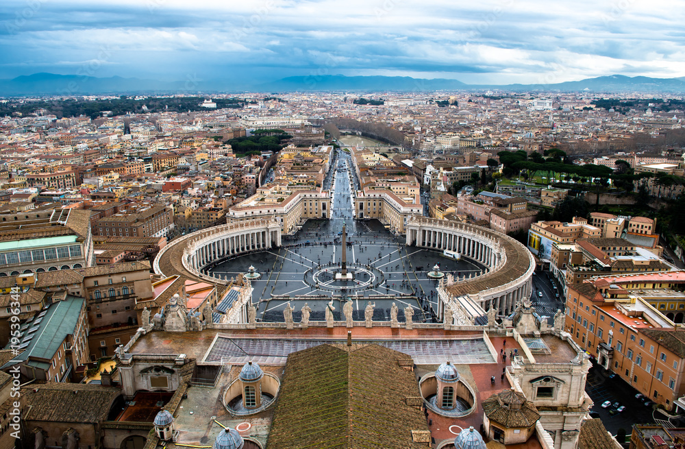 Petersplatz und Petersdom im Vatikan in Rom in Italien