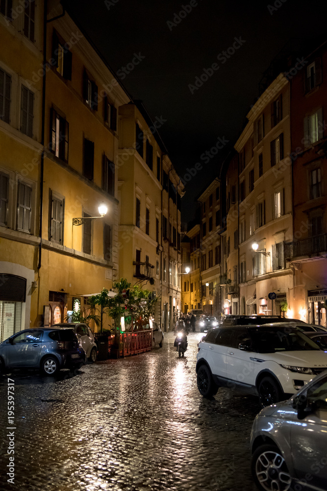Beleuchtete enge Straße bei Nacht in Rom in Italien