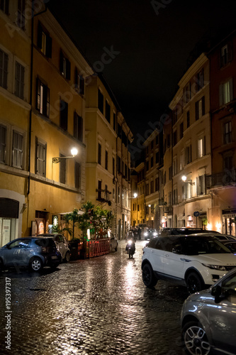Beleuchtete enge Straße bei Nacht in Rom in Italien