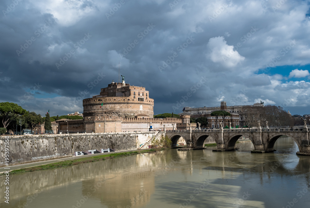 Engelsburg am Fluss Tiber in Rom in Italien Engelsburg am Fluss Tiber in Rom in Italien