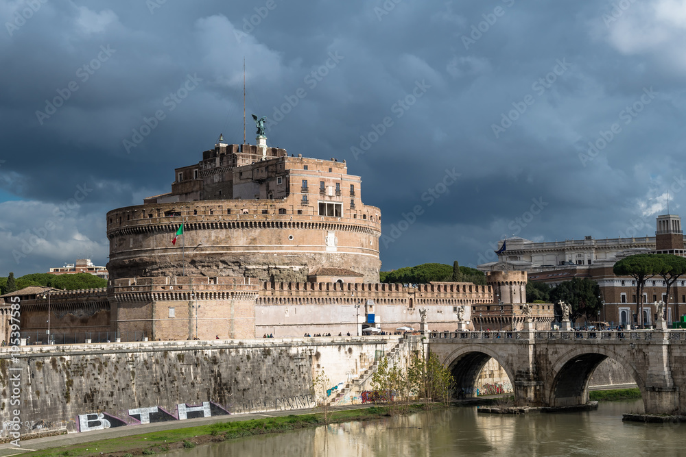 Engelsburg am Fluss Tiber in Rom in Italien Engelsburg am Fluss Tiber in Rom in Italien
