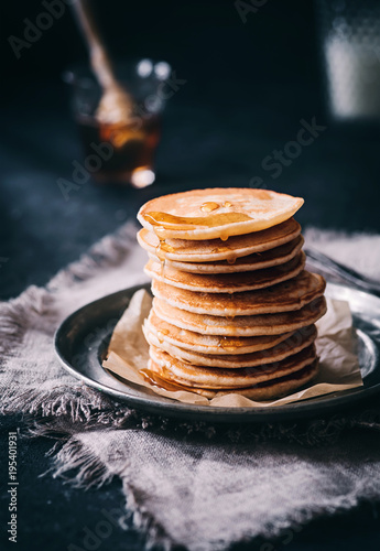 Frische Pancakes mit Ahornsirup
