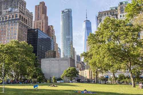 Canvas Print People relaxing at a public park in New York City