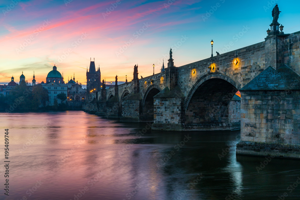 Fototapeta Malowniczy wiosenny wschód słońca widok na architekturę molo Starego Miasta i Most Karola nad Wełtawą w Pradze, Czechy